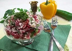 Сирний салат з помідорами і зеленню