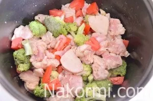 Тушкована курка з брокколі в мультиварці рецепт з фото
