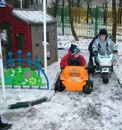 Пішоходам дозволяється ходити тільки по тротуарах, дотримуючись правої сторони (руху) Пішоходам дозволяється ходити тільки по тротуарах, дотримуючись правої сторони
