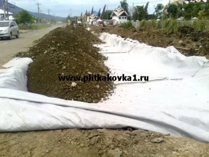 Укладання геотекстилю під тротуарну плитку (виконується укладання тротуарної) Укладання геотекстилю під тротуарну плитку