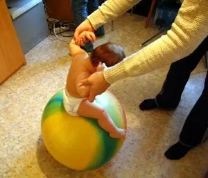 Вправи для немовлят на фитболе