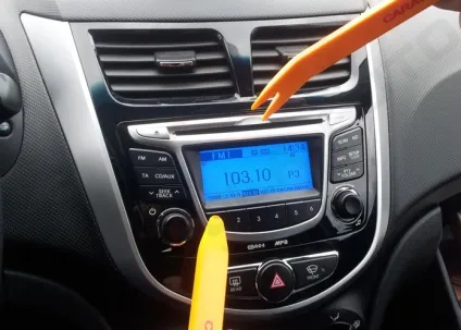 Установка магнітоли на Хендай Соляріс (hyundai solaris) (hyundai) Установка магнітоли на Хендай Соляріс (hyundai solaris)