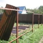 Встановлення огорожі з профнастилу на дачі своїми руками - відео та фото інструкція (своїми) Встановлення огорожі з профнастилу на дачі своїми руками - відео та фото інструкція