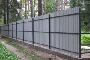 Встановлення огорожі з профнастилу на дачі своїми руками - відео та фото інструкція (своїми) Встановлення огорожі з профнастилу на дачі своїми руками - відео та фото інструкція