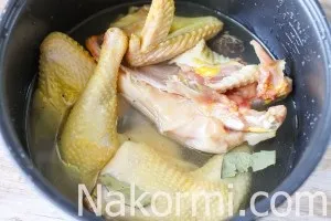 Варена курка в мультиварці