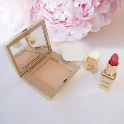 Компактна пудра для обличчя avon відгуки про коригувальних засобах бездоганність і ідеальний відтінок