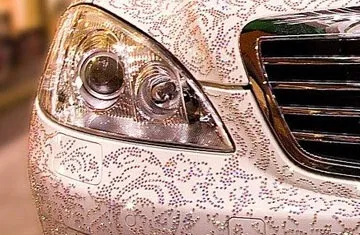 У Харкові всього два автомобіля, інкрустованого стразами Сваровськи - місто 812 (Петербурзі) У Харкові всього два автомобіля, інкрустованого стразами Сваровськи - місто 812