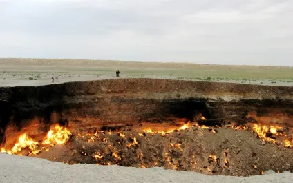 Ворота пекла - газовий кратер в пустелі Каракуми (врата) Ворота пекла - газовий кратер в пустелі Каракуми
