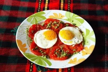 Яєчня з помідорами - швидкий варіант сніданку
