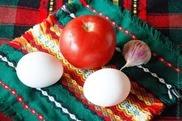 Яєчня з помідорами - швидкий варіант сніданку
