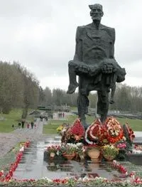 Загадка Хатині спалених сіл тисячі, але чому культивували тільки одне (військова) Загадка Хатині спалених сіл тисячі, але чому культивували тільки одне
