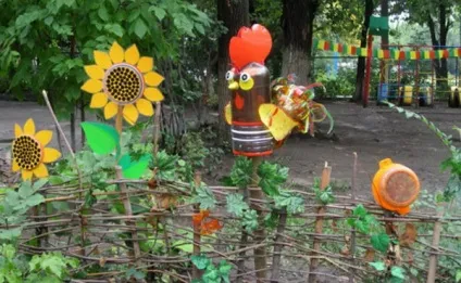 Задерикуватий півень з пластикових пляшок