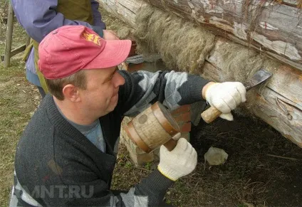 Закладення щілин у дерев'яному будинку (закладення тріщин в колодах) Закладення щілин у дерев'яному будинку