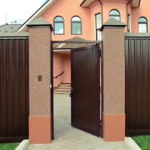 Заставні для воріт в цегляних стовпах і проводка (будуть навішуватися ворота) Заставні для воріт в цегляних стовпах і проводка