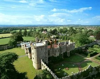 Замок Торнбері (thornbury castle)