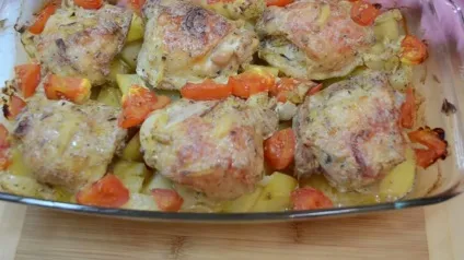 Запечена курка з картоплею в духовці - покроковий рецепт з фото (запечена) Запечена курка з картоплею в духовці - покроковий рецепт з фото