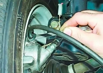 Заміна гальмівної рідини своїми руками інструкція, відео (заміна) Заміна гальмівної рідини своїми руками інструкція, відео