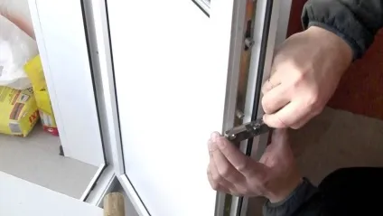 Засувка для балконних дверей ПВХ пластикова і магнітна, як встановити замок і фіксатор (магнітна) Засувка для балконних дверей ПВХ пластикова і магнітна, як встановити замок і фіксатор