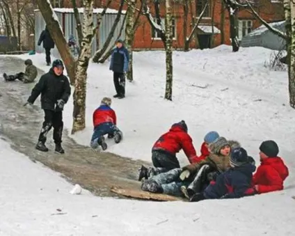 Зимові забави катаємося на санках разом з дітьми (зимові) Зимові забави катаємося на санках разом з дітьми