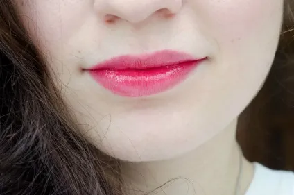 Блиск для губ mac versicolour stain (resilient rouge) отзивmashvisage, mashvisage