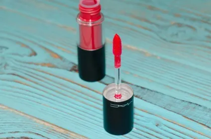 Блиск для губ mac versicolour stain (resilient rouge) отзивmashvisage, mashvisage