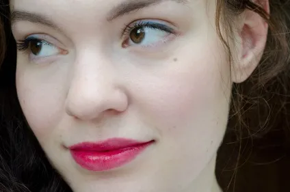 Блиск для губ mac versicolour stain (resilient rouge) отзивmashvisage, mashvisage