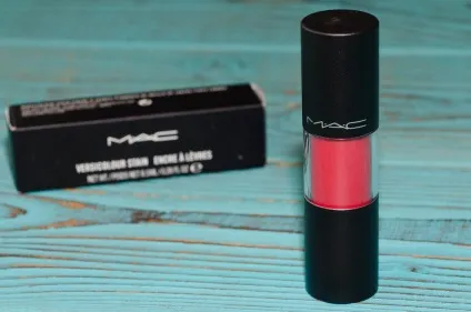 Блиск для губ mac versicolour stain (resilient rouge) отзивmashvisage, mashvisage