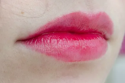 Блиск для губ mac versicolour stain (resilient rouge) отзивmashvisage, mashvisage