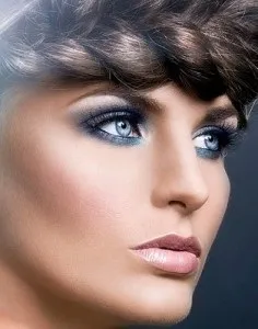 Брюнетка з сірими очима таємниці зваблювання (брюнетка) Брюнетка з сірими очима таємниці зваблювання