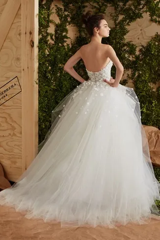 Carolina herrera весільні сукні з колекції весна-літо 2017, tatler, мода, tatler - журнал про (carolina) Carolina herrera весільні сукні з колекції весна-літо 2017, tatler, мода, tatler - журнал про