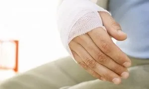 Що робити при розтягуванні руки, перша допомога при ударах і гематомах (перша) Що робити при розтягуванні руки, перша допомога при ударах і гематомах