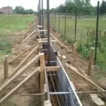Будівництво паркану з цегли та профнастилу своїми руками - фото і відео установки цегельного