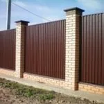 Будівництво паркану з цегли та профнастилу своїми руками - фото і відео установки цегельного