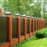 Будівництво паркану з цегли та профнастилу своїми руками - фото і відео установки цегельного