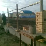 Будівництво паркану з цегли та профнастилу своїми руками - фото і відео установки цегельного