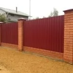 Будівництво паркану з цегли та профнастилу своїми руками - фото і відео установки цегельного