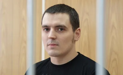 Довга спідниця, кеди і хустку