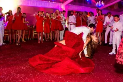 Дочка власника компанії swarovski вийшла заміж в сукні за 1 млн (власника) Дочка власника компанії swarovski вийшла заміж в сукні за 1 млн