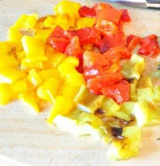 Фарш з перцем і помідорами - покроковий рецепт з фото на (шкірку нарізаємо дрібними кубиками) Фарш з перцем і помідорами - покроковий рецепт з фото на