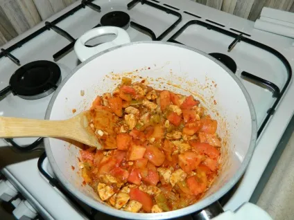 Гриби з куркою, болгарським перцем і помідорами в томатному соусі (kurinoe file s gribami) Гриби з куркою, болгарським перцем і помідорами в томатному соусі