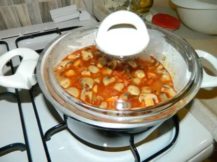 Гриби з куркою, болгарським перцем і помідорами в томатному соусі (kurica s gribami) Гриби з куркою, болгарським перцем і помідорами в томатному соусі