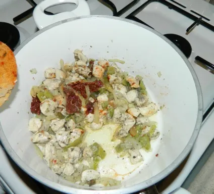 Гриби з куркою, болгарським перцем і помідорами в томатному соусі (гриби) Гриби з куркою, болгарським перцем і помідорами в томатному соусі