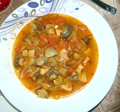 Гриби з куркою, болгарським перцем і помідорами в томатному соусі (гриби тушковані) Гриби з куркою, болгарським перцем і помідорами в томатному соусі