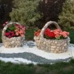 З чого можна зробити клумбу для квітів, фото своїми руками (можна) З чого можна зробити клумбу для квітів, фото своїми руками