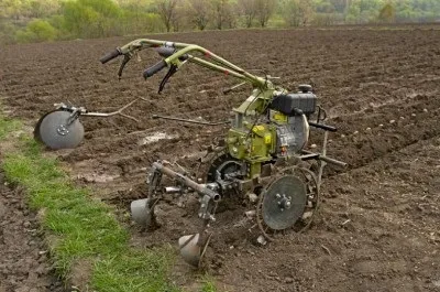 Як робиться посадка картоплі мотоблоком під плуг і картоплесаджалку, motoblok-kultivator (картоплі) Як робиться посадка картоплі мотоблоком під плуг і картоплесаджалку, motoblok-kultivator