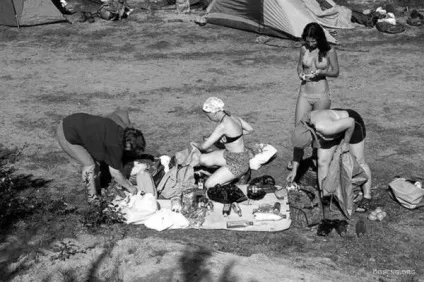 Як одягалася радянська молодь (25 фотографій) (ліворуч) Як одягалася радянська молодь (25 фотографій)