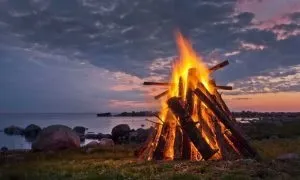 Як розпалити сирі дрова (сирі дрова мокрі дрова як розпалити сирі дрова в грубці розпалювати мокрі дрова як розпалити багаття сирими дровами) Як розпалити сирі дрова