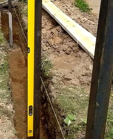 Як зробити і поставити паркан з профнастилу на схилі своїми руками (своїми) Як зробити і поставити паркан з профнастилу на схилі своїми руками