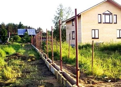 Як зробити і поставити паркан з профнастилу на схилі своїми руками (зробити) Як зробити і поставити паркан з профнастилу на схилі своїми руками