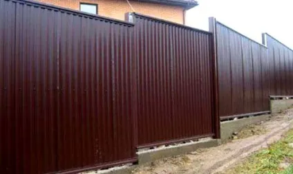 Як зробити і поставити паркан з профнастилу на схилі своїми руками (зробити) Як зробити і поставити паркан з профнастилу на схилі своїми руками